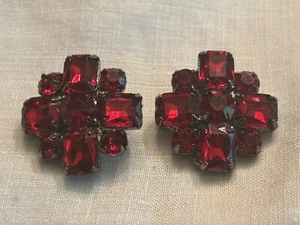 VINTAGE DEEP Ruby Red RHINESTONE CLIP EARRINGS ~ BAGUETTE Rounds GOTHIC Sexy - Picture 1 of 4