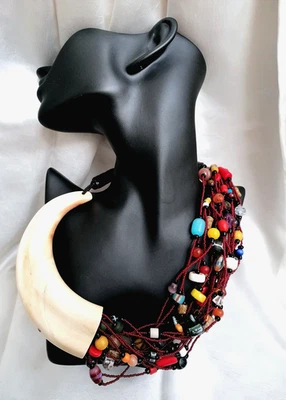 STRAORDINARIA COLLANA ETNICA MULTIFILO CON ZANNA DI FACOCERO, VETRI E PIETRE. - Immagine 1 di 4