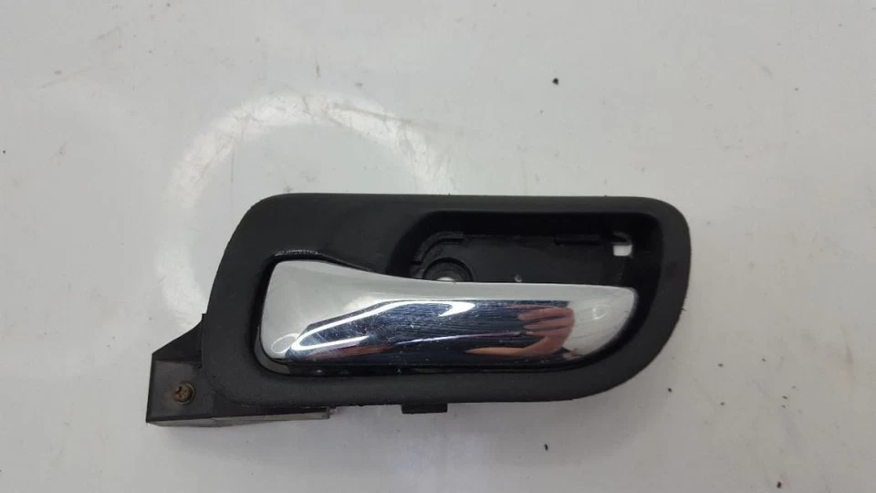 Manija interior puerta conductor trasero izquierdo Honda Accord 2004  Foto 1 de 4