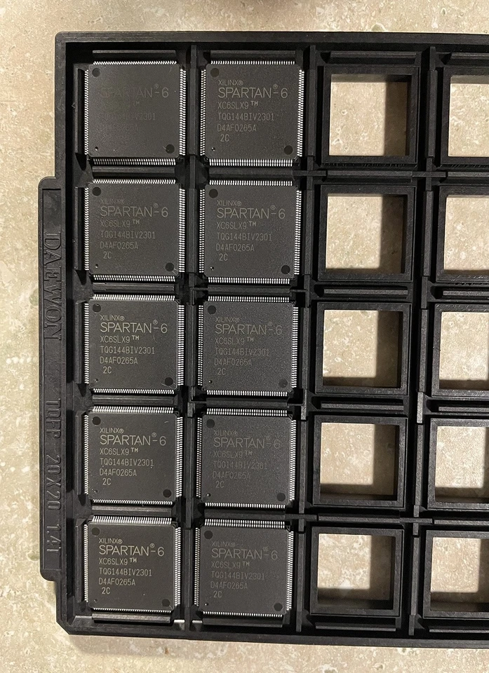 Xilinx Spartan 6 FPGA XC6SLX9-2TQG144C - Cantidad de 10 Foto 1 de 1