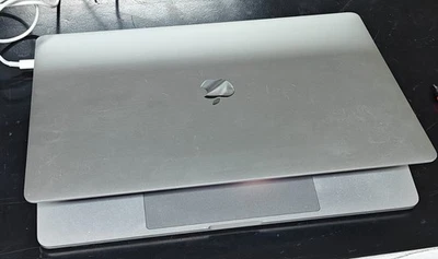 Apple MacBook Pro 15.4" (256GB SSD, Intel Core i7 6a generazione, 2.6 GHz, 16GB) - Immagine 1 di 2