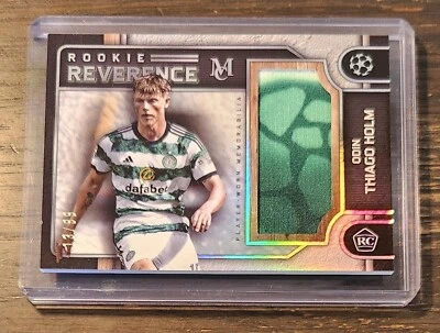 Camiseta Topps Museum UEFA Thiago Holm Rookie Reverence RC #/99 Celtic 2023-24 Foto 1 de 2