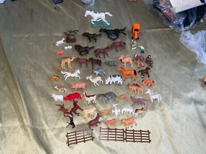 VINTAGE PLASTIC FARM ANIMALS & FIGURES MADE IN HONK KONG & FEW BRITAINS TRACTOR - Picture 1 of 8