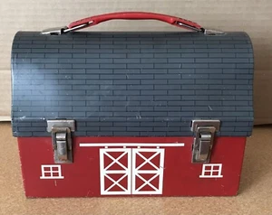 Fiambrera vintage de los años 50 con puertas cerradas de granero rojo cúpula de metal sin termo - Imagen 1 de 7