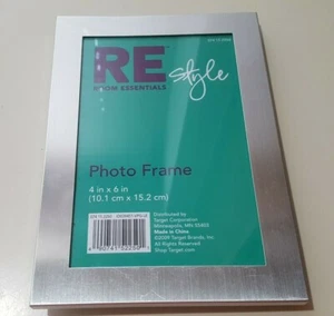 ROOM ESSENTIALS SILVER COLORED METAL PICTURE FRAME - TABLE TOP OR WALL MOUNT 4X6 - Picture 1 of 3
