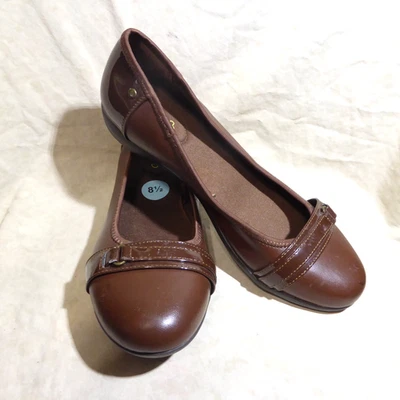 🩰 Pisos de ballet BareTraps talla 8,5 M pan de jengibre marrón cuero sintético; detalles de correa Foto 1 de 4