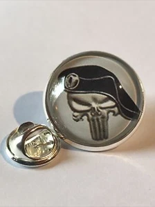 GROS PIN'S 2cm Métal Argenté Insigne Punisher Chasseurs Alpins - Picture 1 of 3
