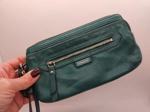 Hunter grün Doppelreißverschluss Leder Coach Handgelenktasche 7,5" lang - Bild 1 von 15