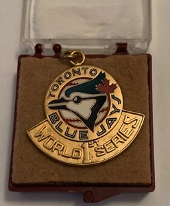 1992 "1st" WORLD SERIES PRESS CHARM TORONTO BLUE JAYS BALFOUR WITH CASE - Bild 1 von 6