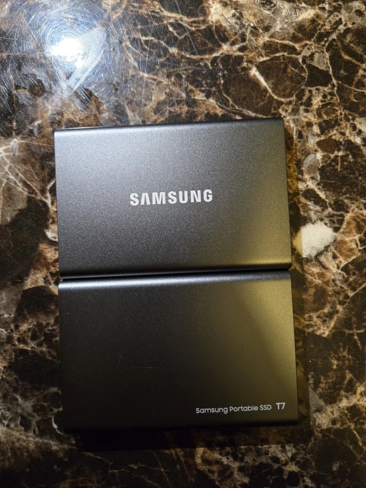 Unidad de estado sólido portátil Samsung T7 2 TB USB 3.2 - gris titanio Foto 1 de 1