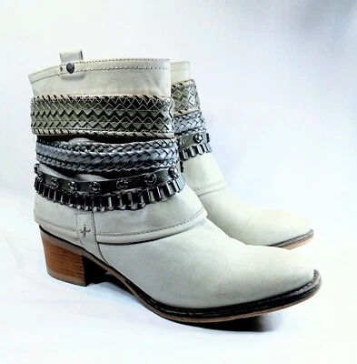 Carlos Cole 象牙色人造皮革踝靴 带装饰肩带 Wm's 尺码 11M  — 第 1/4 张图片