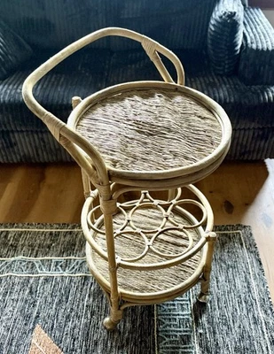 Carro de bar vintage tejido costero de ratán/soporte para plantas moderno de mediados de siglo Foto 1 de 4