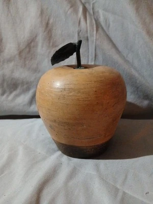 Manzana de cerámica de aspecto primitivo medio con vástago y hoja de metal de 6,5" de alto Foto 1 de 4