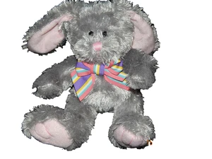 CONEJITO DE PASCUA ABRAZABLE SALUDOS AMERICANOS 9" LARGO PELUCHE ANIMAL GRIS Y ROSA NUEVO CON ETIQUETAS - Imagen 1 de 5