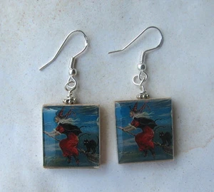 Halloween Bruja Volando en una Escoba Gato Negro Pendientes Vintage Scrabbe Arte Dije - Imagen 1 de 1