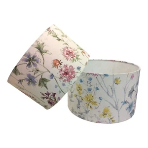 Pantalla de lámpara hecha a mano en el Reino Unido - tela Laura Ashley Wildmeadow Sienna y Multi - Imagen 1 de 3