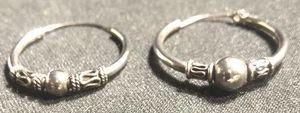 Pendientes perforados antiguos vintage en tono metal venta inmobiliaria - Imagen 1 de 2