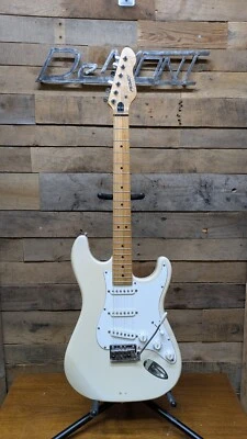 Guitarra Eléctrica Peavey USA Predator Maple Neck Strat De Colección con MIM Fender Elect Foto 1 de 4