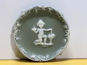 Jasperware Wandrelief Fee Cherub hält Blumen Wald grün Schale - Bild 1 von 6
