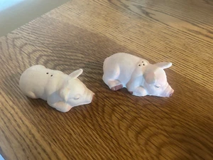 Bisque Pink Pigs Salt & Pepper Shaker Set Piglets Country Barnyard Animal Taiwan - Picture 1 of 8