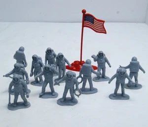 Toy Soldier Astronaut Plastic Figures 2” Gray Space Moon VTG Lot of 12 Toy PCS - Picture 1 of 13