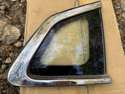 Cubierta cromada de cuarto de ventana lateral del pasajero trasero derecho Nissan Rogue Sport OEM Foto 1 de 3
