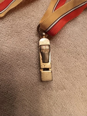 Apito de latão raro vintage Coca-Cola (coque) (com emblema de vidro de coque) - Imagem 1 de 4