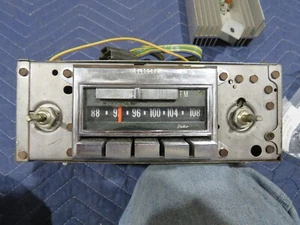 Radio estéreo C3 Corvette AM/FM 1973 con perillas amplificador profesional descansado se adapta a 72-76 cara blanca - Imagen 1 de 15