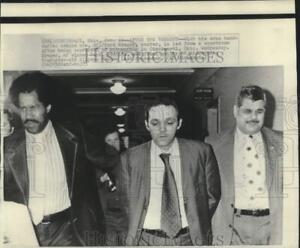 1975 Zdjęcie prasowe Clifford Kroger prowadzony z sali sądowej po wyroku w Ohio