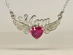 Collar colgante de plata esterlina creado en laboratorio con acento de diamantes de rubí MAMÁ alas de ángel - Imagen 1 de 17