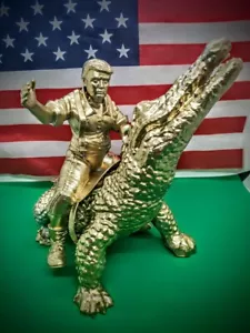 8" President Donald Trump on a Gator USA Figur MAGA 3D Gold +2Free🎁🎁 - Bild 1 von 4