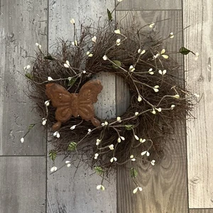 NEW Wreath Rusty Butterfly Green/white Pip Berries Farmhouse Primitive Summer - Picture 1 of 3