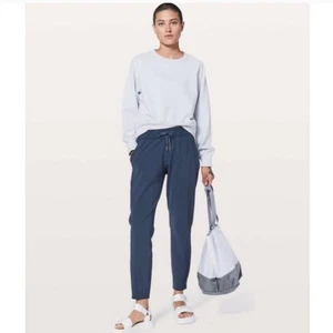 Lululemon On The Fly Hose * gewebt 28" echt marineblau sportlich Athleisure Größe 8 - Bild 1 von 11