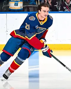 Foto de hockey de Jimmy Snuggerud Warmups en debut St Louis Blues 8x10 NHL - Imagen 1 de 1