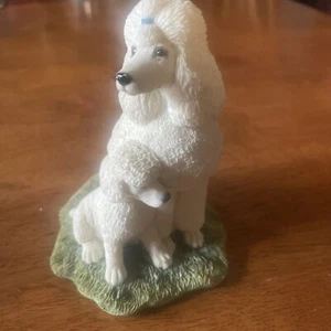 Weiße Pudel sitzende Figur von Sherratt & Simpson ~ 89082 - Bild 1 von 9