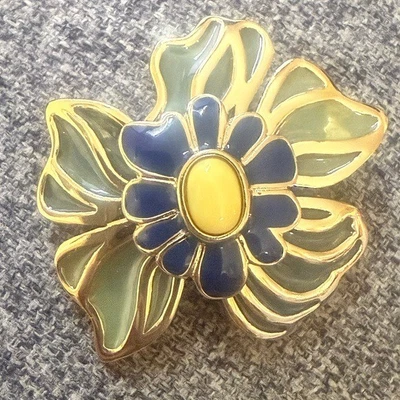 Broche Flor Dorada Esmalte Azul y Verde Pétalo Amarillo Prendedor Central Foto 1 de 4