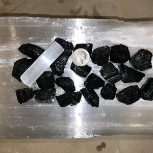 BLACK TOURMALINE ROUGH, CHARGED 500 CARATS LOT + A FREE SELENITE CHARGING STICK - Picture 1 of 5