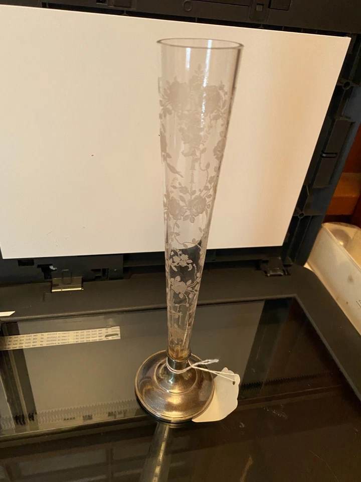 Florero Tiffin Cherokee rosa con base de plata de ley flores grabadas en vidrio Foto 1 de 1