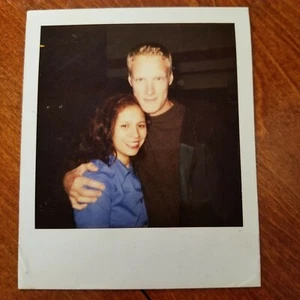 Foto de cámara de película Polaroid vintage años 90 modelo actor abrazando cabello con púas vampiro  - Imagen 1 de 3