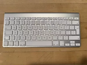 Teclado inalámbrico Bluetooth Apple A1314 MC184LL/B - Imagen 1 de 6