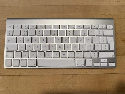 Apple Wireless Bluetooth Keyboard A1314 MC184LL/B *Missing Battery Cover Circle* - Image 1 of 4