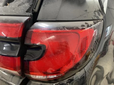 Conjunto de luz trasera derecha usada se adapta a: Chrysler Pacifica 2022 cuarto panel montaje Foto 1 de 4