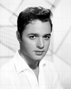 SAL MINEO - Selection of 10" x 8" b/w Portrait Photographs From 1950s - Foto 1 di 14