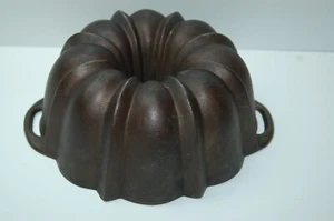 Early LODGE Cast Iron Steeple or Fluted Bundt Cake Pan - one dot mark on handle - Picture 1 of 2