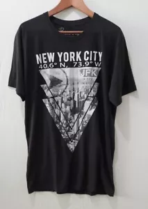 Camiseta Bowery Supply Co. para Hombre Talla Grande Ciudad de Nueva York Coordenadas (C5) - Imagen 1 de 4