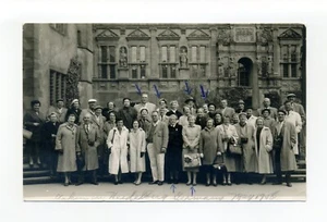 Alemania, Heidelberg 1958 RPPC foto postal, retrato de grupo, edificio antiguo - Imagen 1 de 2
