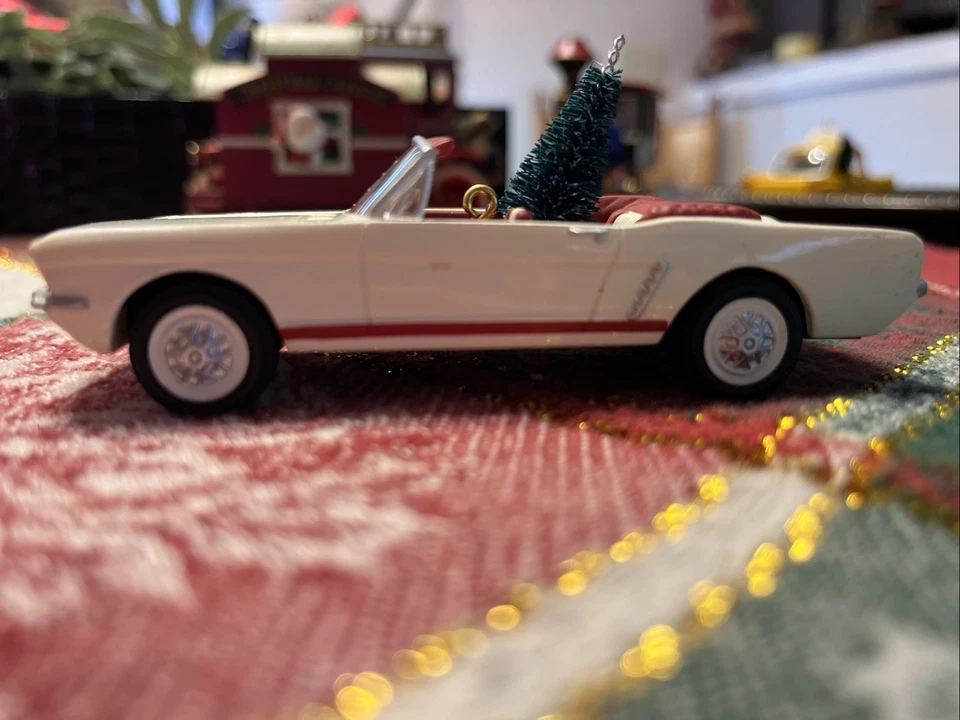 Hallmark 1992 adorno con Ford Mustang 1966 convertible con árbol de Navidad Foto 1 de 4