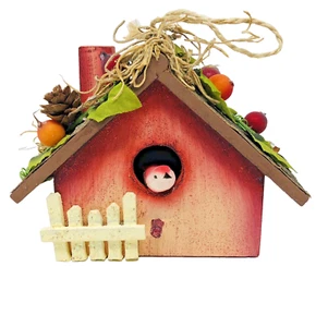 Adorno rústico para casa de pájaros primavera madera casa de campo jardín decoración 5" x 3,75" - Imagen 1 de 8
