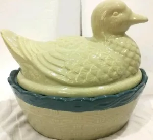Cazuela cubierta vintage tejido de canasta pato en nido amarillo y verde sin defectos - Imagen 1 de 4