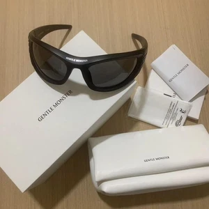 NUOVO Gentle Monster × Mugler Spiral02 M01 nero con scatola dal Giappone - Foto 1 di 8
